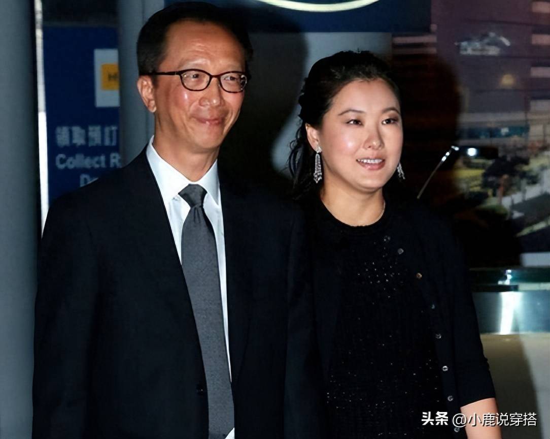 "跳水女皇"伏明霞和大26岁富豪老公罕见露面,夫妻同框像父女_黑色