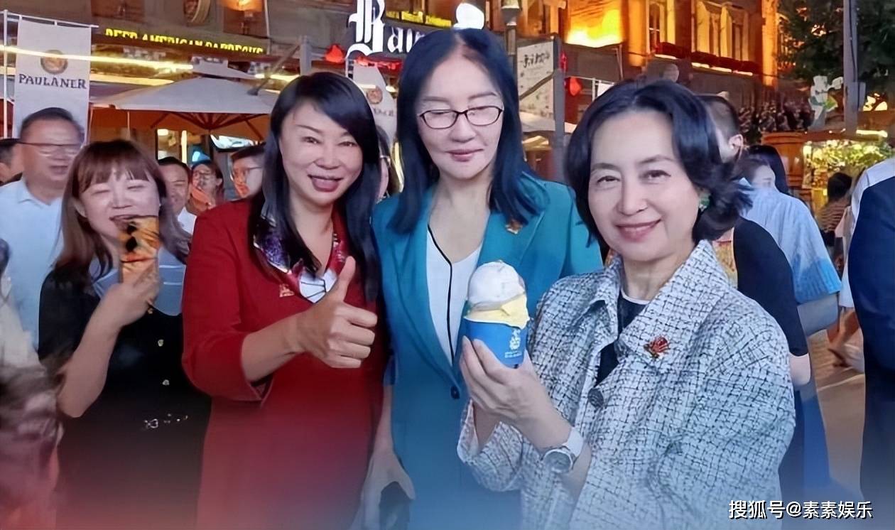 何超琼抱老虎庆祝生日,气色状态年轻又漂亮,何超凤女儿送祝福_曾昭仪