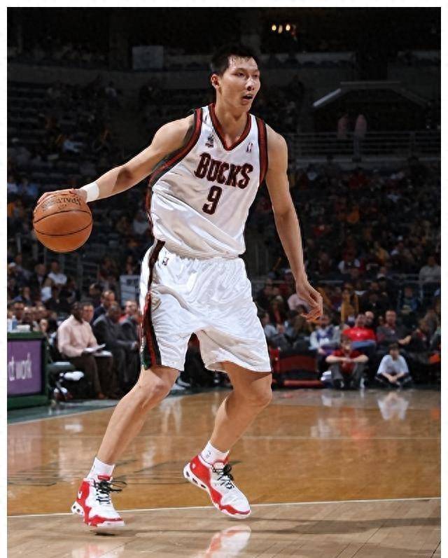 易建联:27岁娶巴西足球宝贝,36岁退役,生俩儿子家庭生赢家!