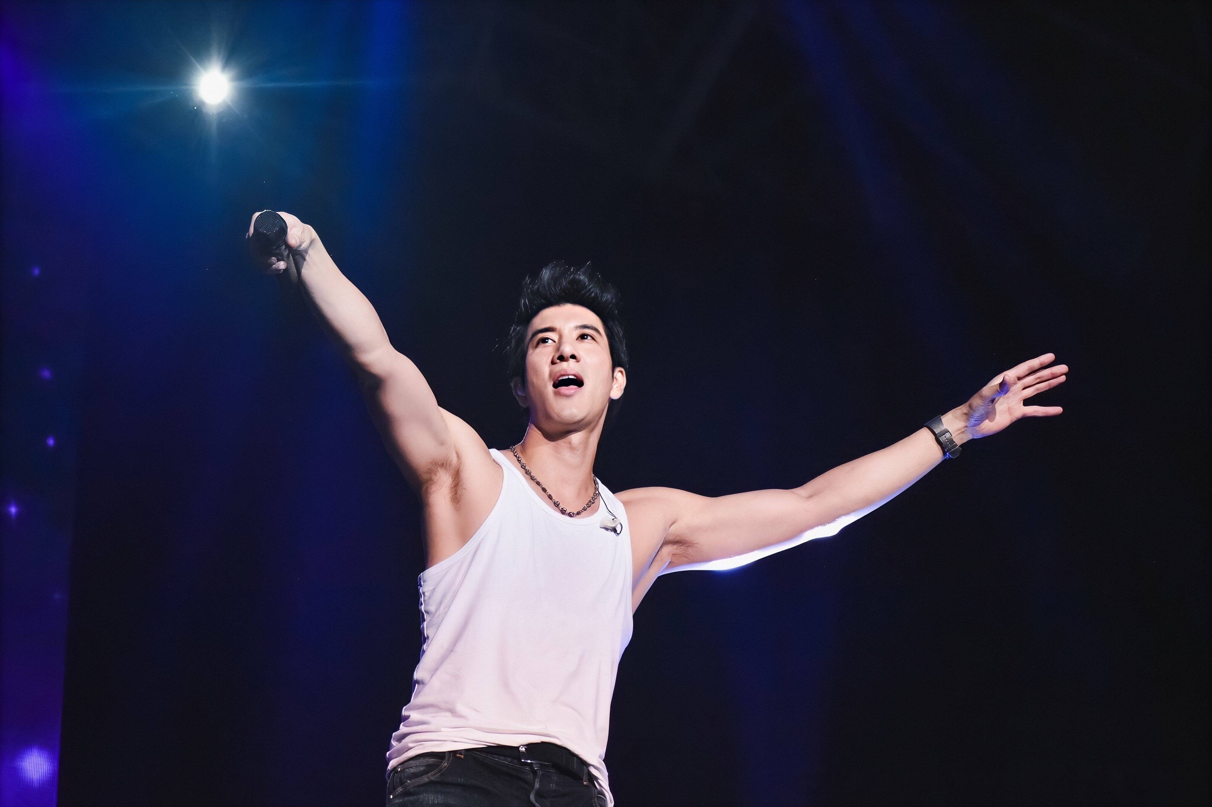 47岁王力宏在台湾当众下跪!