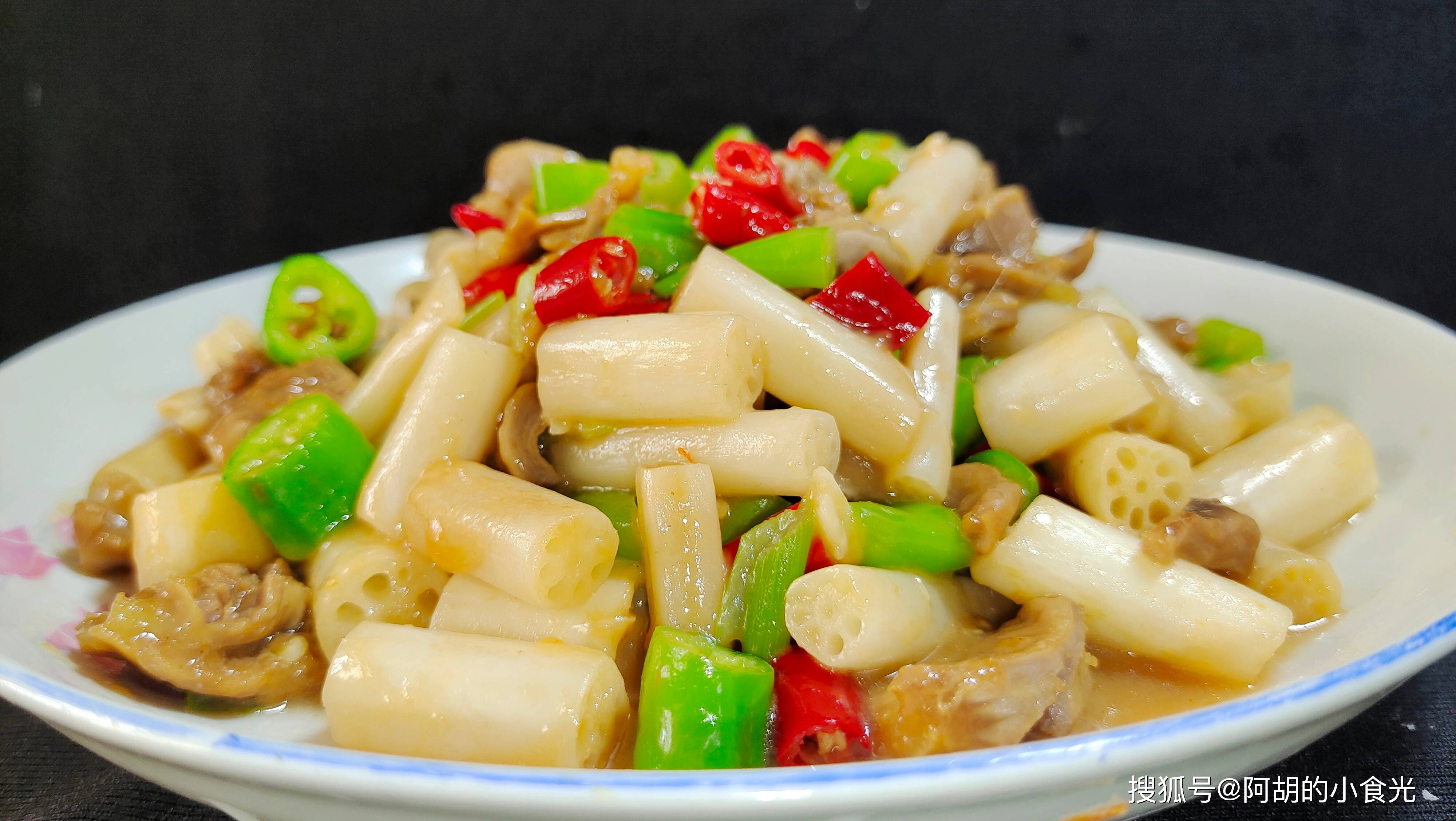 可以炒着吃,也可以腌制后食用,今天这道菜就是用"泡椒藕带"来制作,市