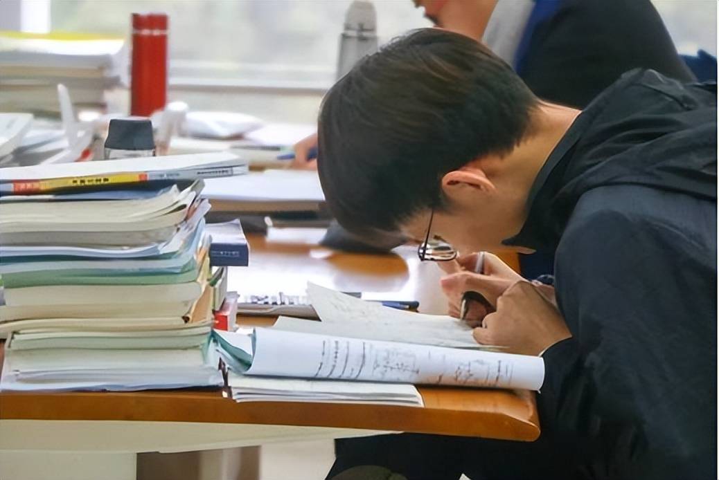 原创            张雪峰总结，2种大学生考研是浪费青春，花钱报培训班也没用