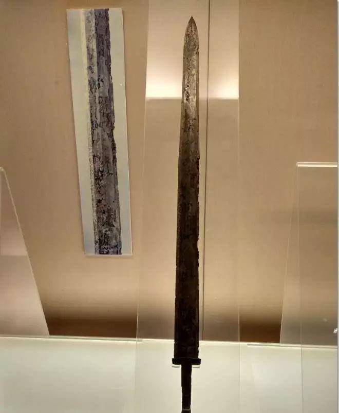 国宝吴王阖闾剑刚出土时寒芒逼人,遭村民哄抢折断成六段,太可惜_文物