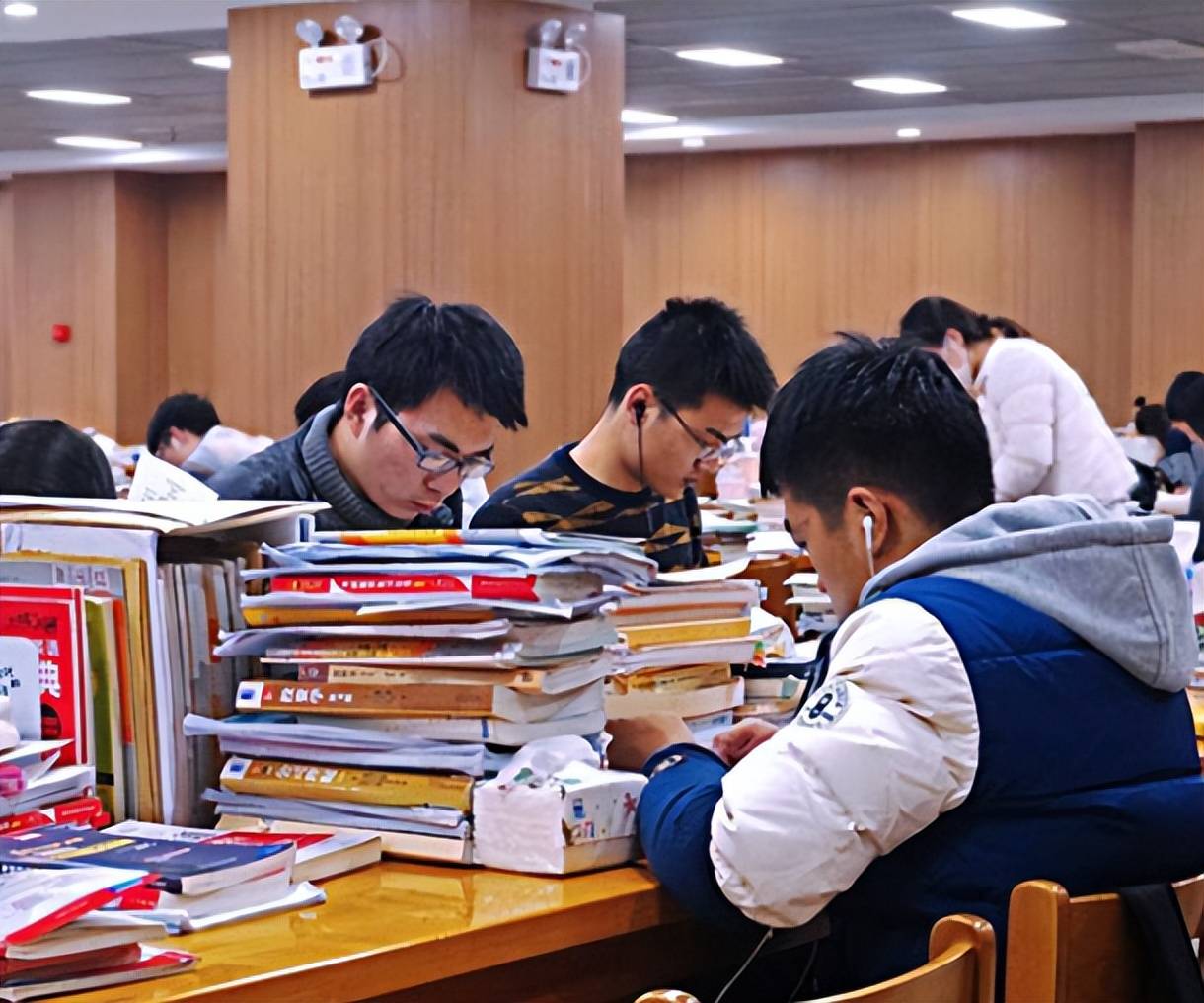 原创            张雪峰总结，2种大学生考研是浪费青春，花钱报培训班也没用