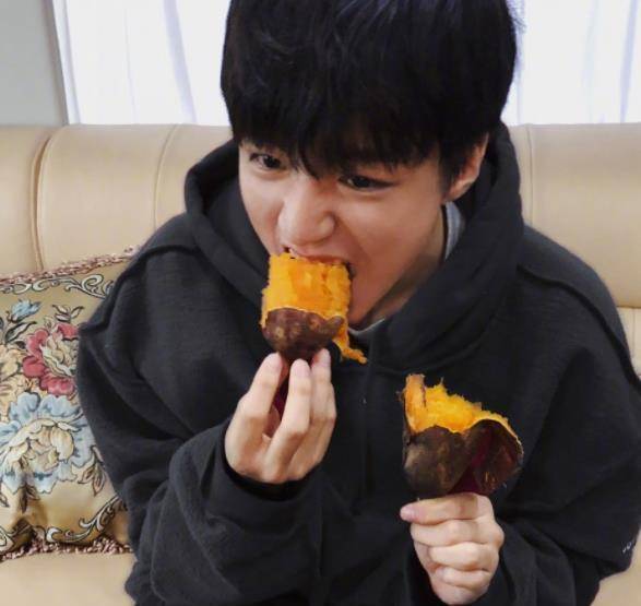 王俊凯晒自拍"腿毛"抢镜,大热天穿毛衣,看到上面的字瞬间懂了_品牌