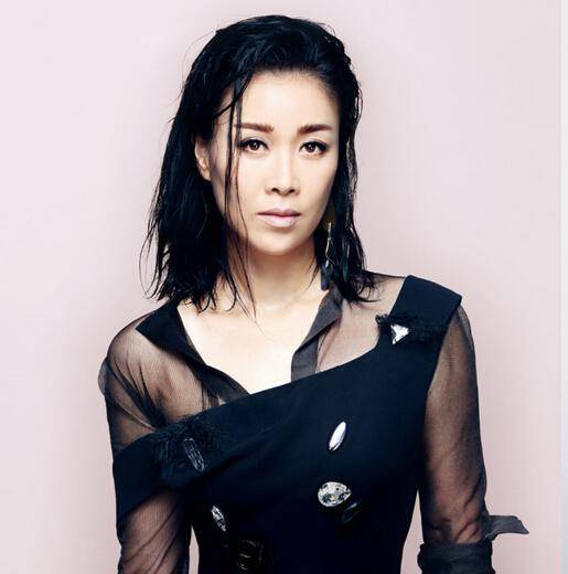 这个节目也非常火,收视率也非常高,那英在节目中也是年龄最大的选手