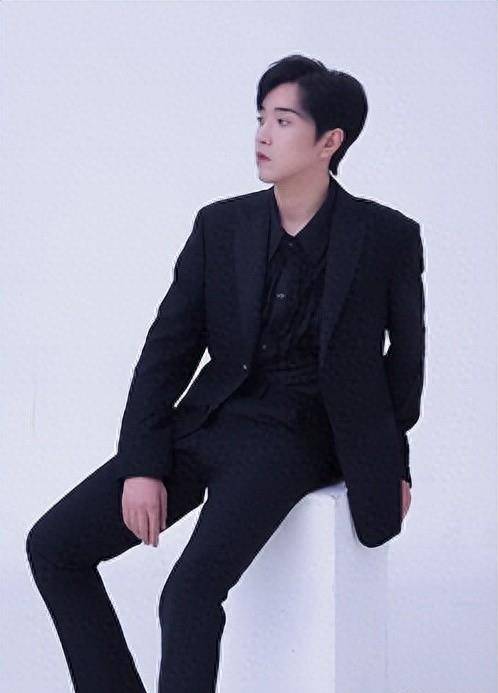 机车是很多男孩的梦想,而且在上海这种先进的大城市,白冰觉得做个机车