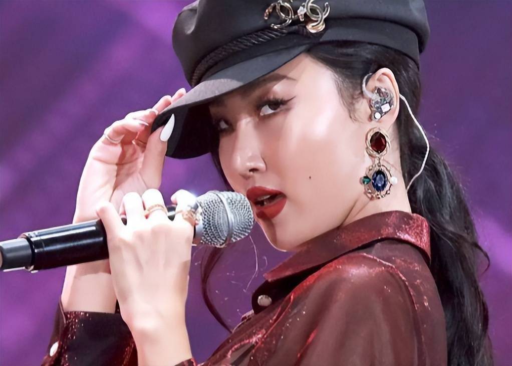 韩国华莎因表演煽情被举报 .