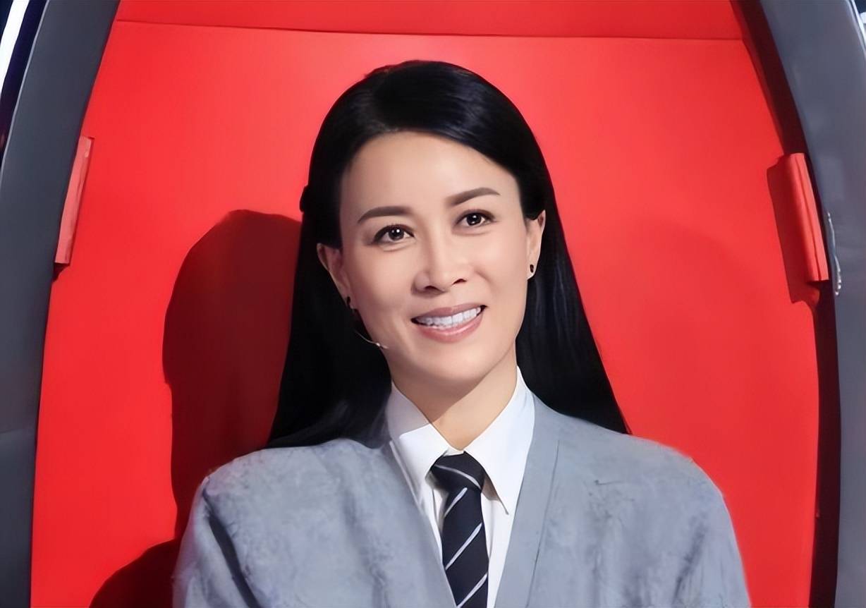 《中国好声音》连任8届的导师那英,也是与节目组有着很深的牵扯,据说