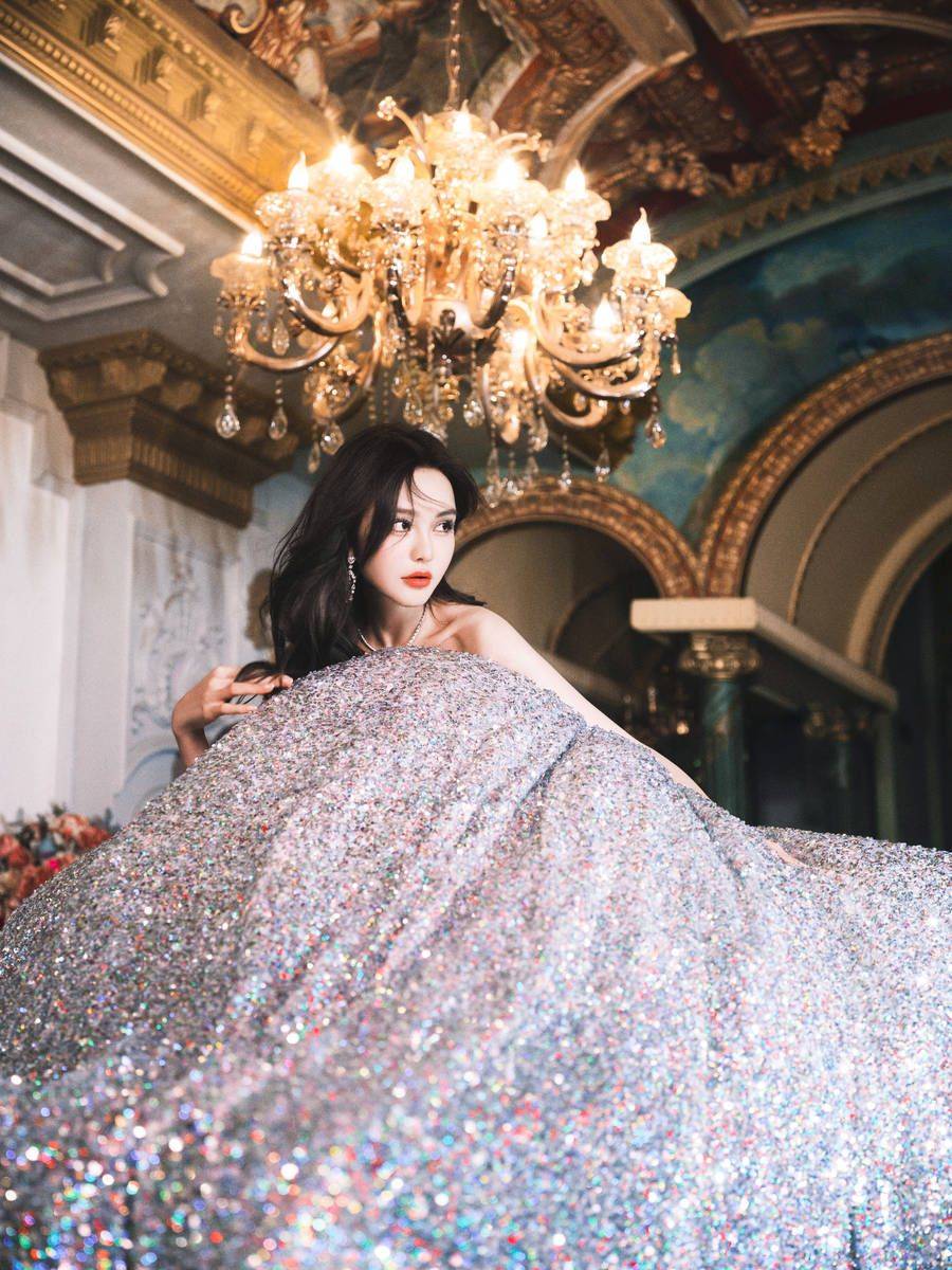 周扬青钻石礼服美丽梦幻 置身城堡好似童话公主_魅力_生日_大片