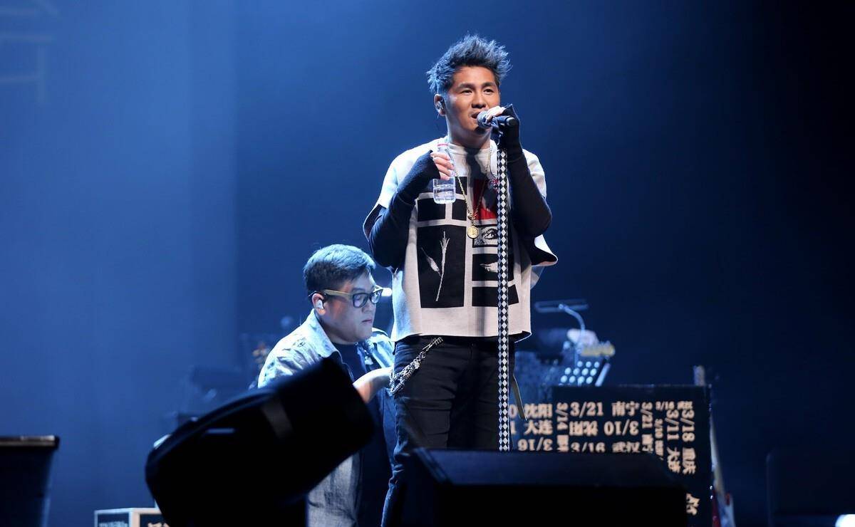 当年一曲《寂寞先生》惊艳众人的曹格,唱功到底有多强?