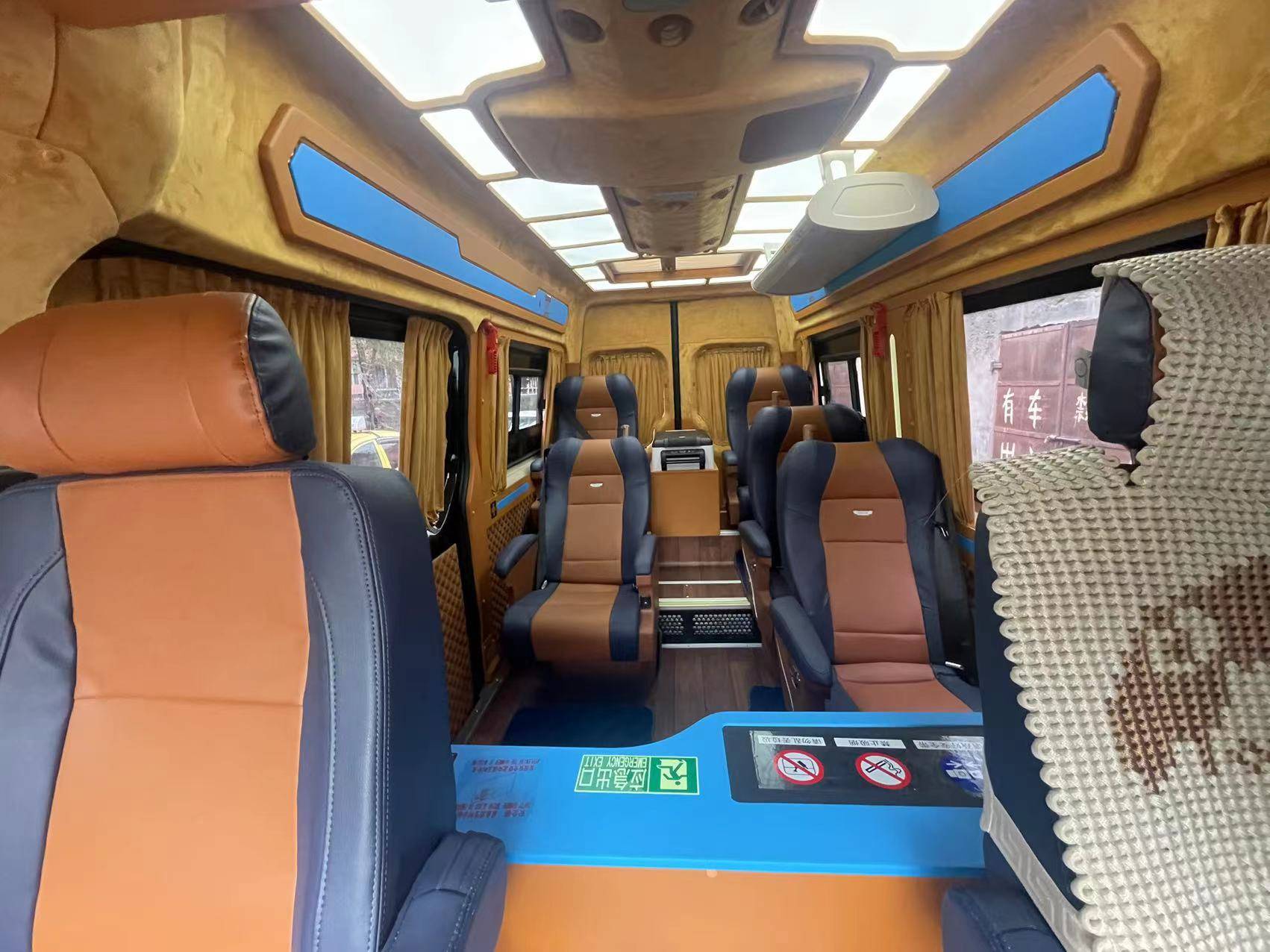 苏州金龙海格7座睿星造型经典,贴近欧洲主流商务风格;出厂就配备了高