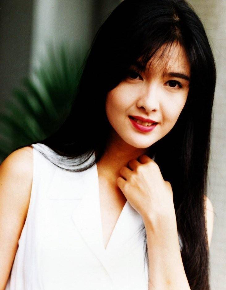 周慧敏,被誉为玉女掌门人,死心塌地嫁渣男,被调侃行走的帽子子