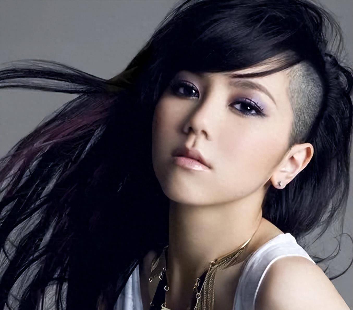 邓紫棋开演唱会时,上台前喝了很多水润润喉咙.