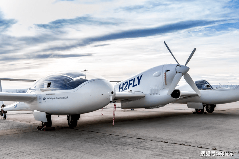 是将两架蝙蝠飞机公司的大金牛 g4双座动力滑翔机的机身组合在一起