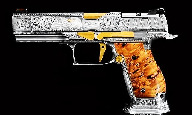 9mmwalther q5手枪滑块的右侧是一只飞翔的秃鹰.