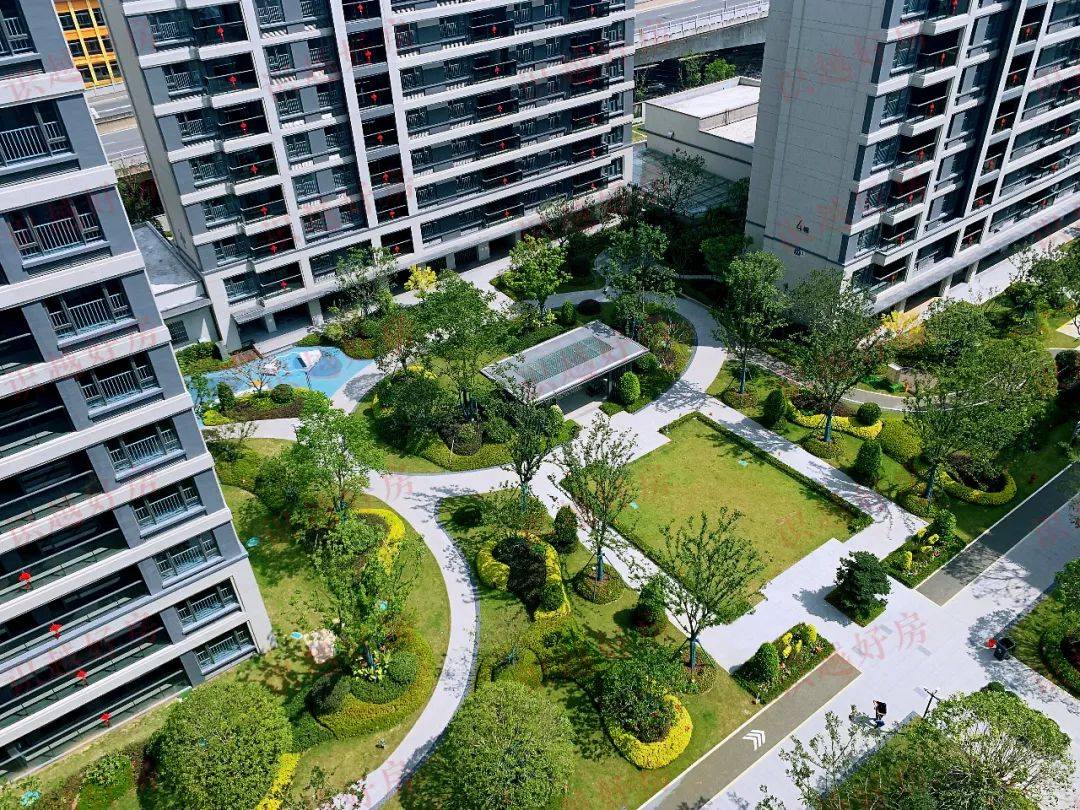 小区内部,设计了多个"休憩亭".镶嵌玻璃的吊顶,让整个"亭子"更加明亮.