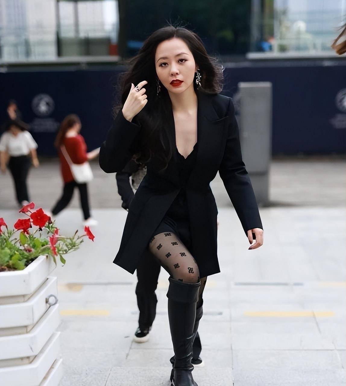 张靓颖实力修身秘诀,穿黑色斑点丝袜搭配束腰西服大秀迷人身姿!