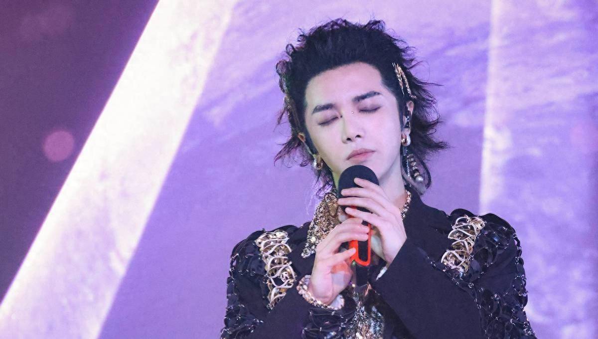 华晨宇硬刚黑粉,接受法师称号,"永远的神"走上了更加争议的路_音乐会