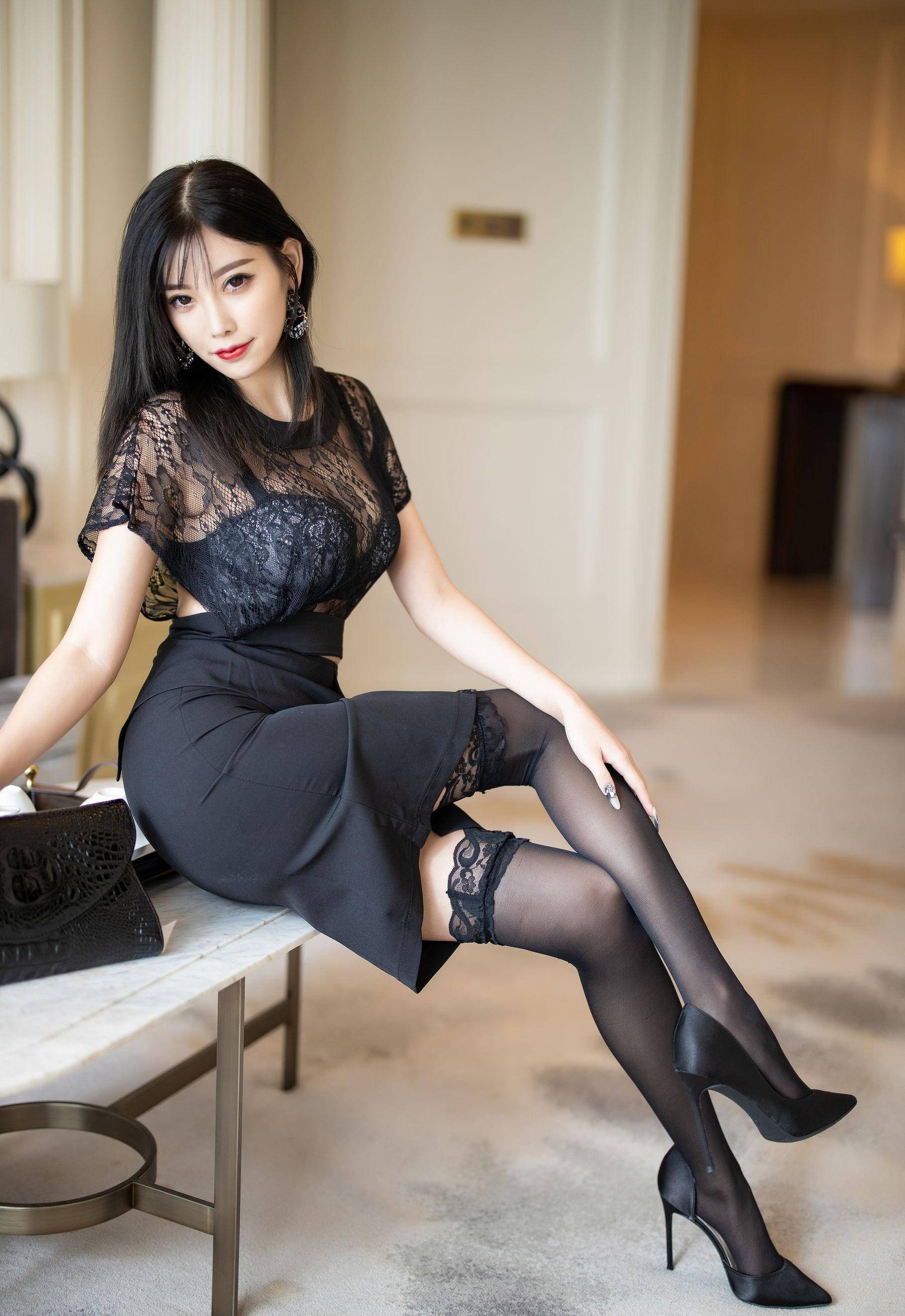 黑色蕾丝小衫搭配黑色半身裙,看上去非常利落,带有一种知性气息