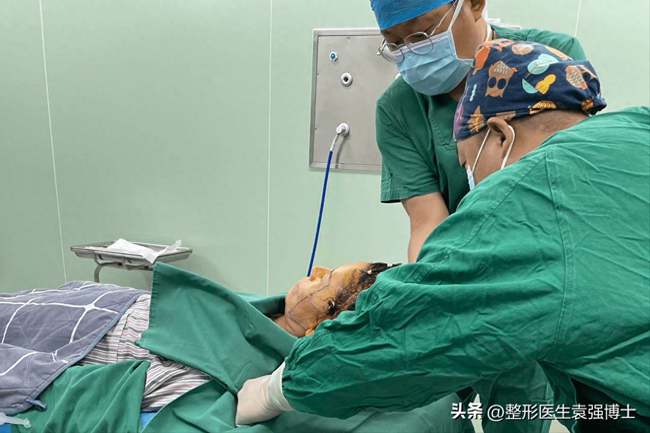 经过深思熟虑,她决定接受袁博医生的建议,接受整容手术.