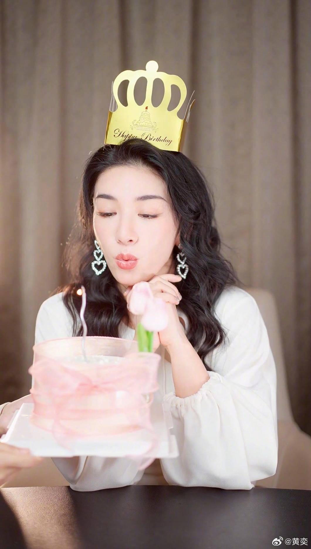 黄奕用46个字总结46岁的自己,年纪越来越大,道路越来越陡_生日_卷发