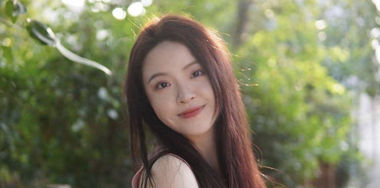 照片里,已经年满二十五岁的王文也站在室内,尽显自信,上身仅以内衣