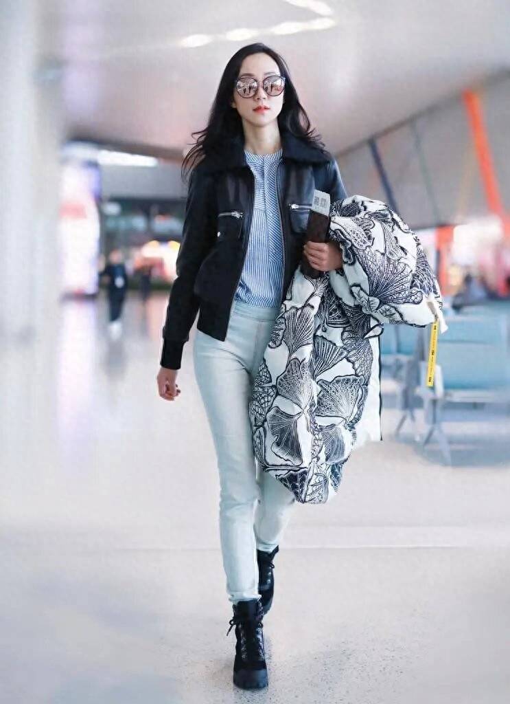 韩雪终于放开了,穿无袖风衣配露趾长靴,潮流感一般人学不来_衬衫_黑色