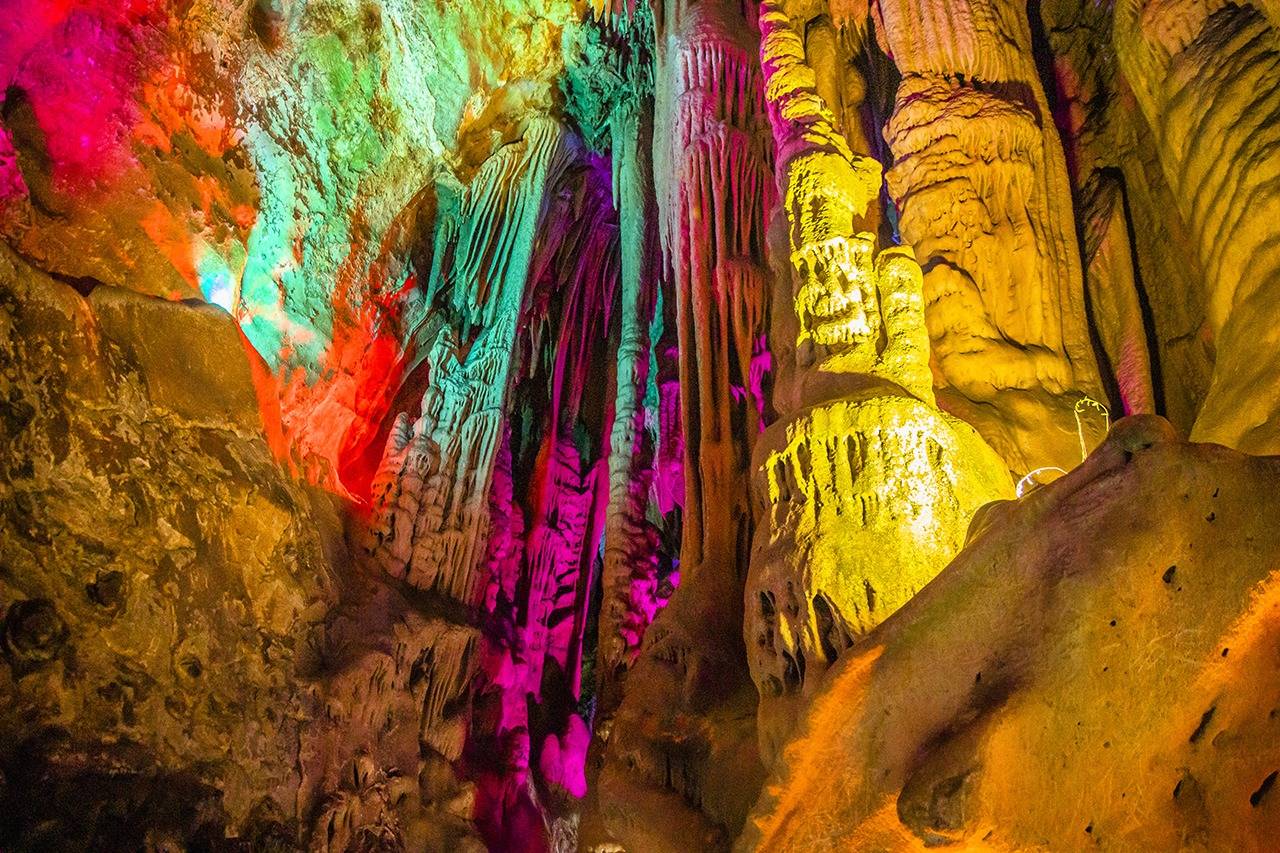 重庆巫溪灵巫洞,洞内如梦如幻,充满神秘,是假日休闲游的好去处