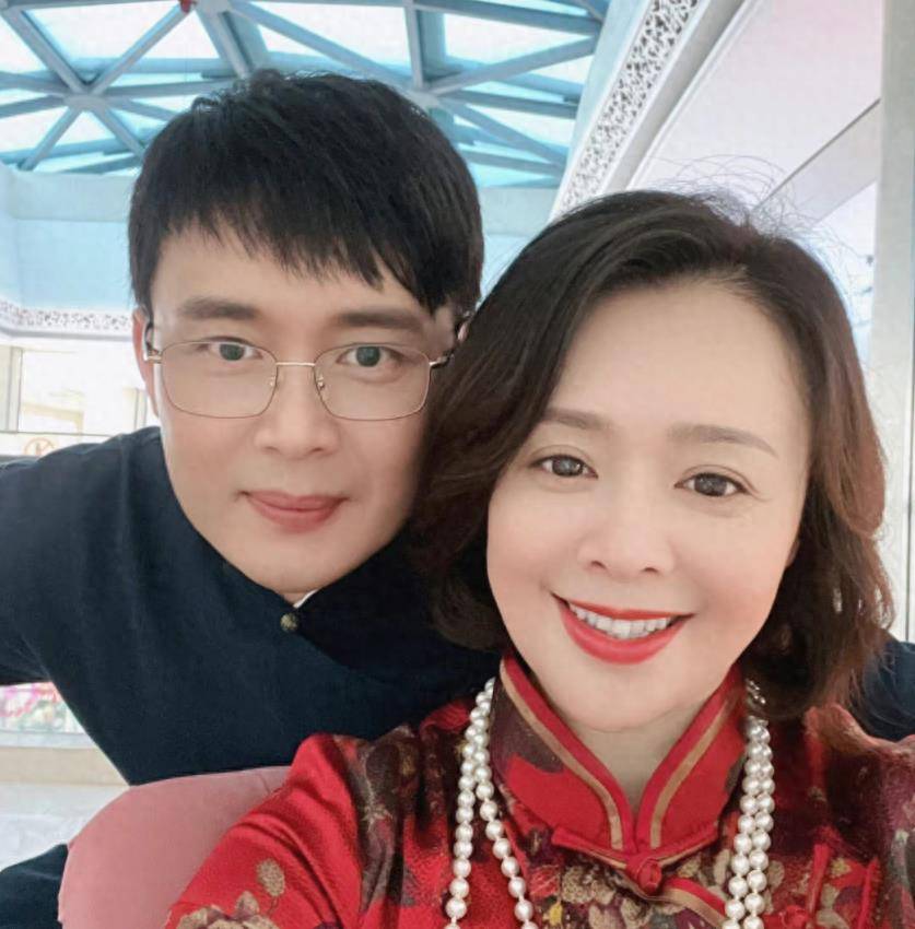 当然,这也离不开一个男人的成功,那就是她的丈夫李野.