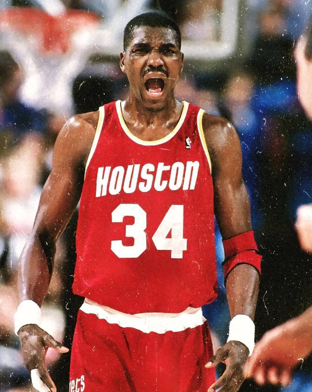 大前锋:奥拉朱旺如果说要选一个最强中锋,我直接毫不犹豫选择奥尼尔.