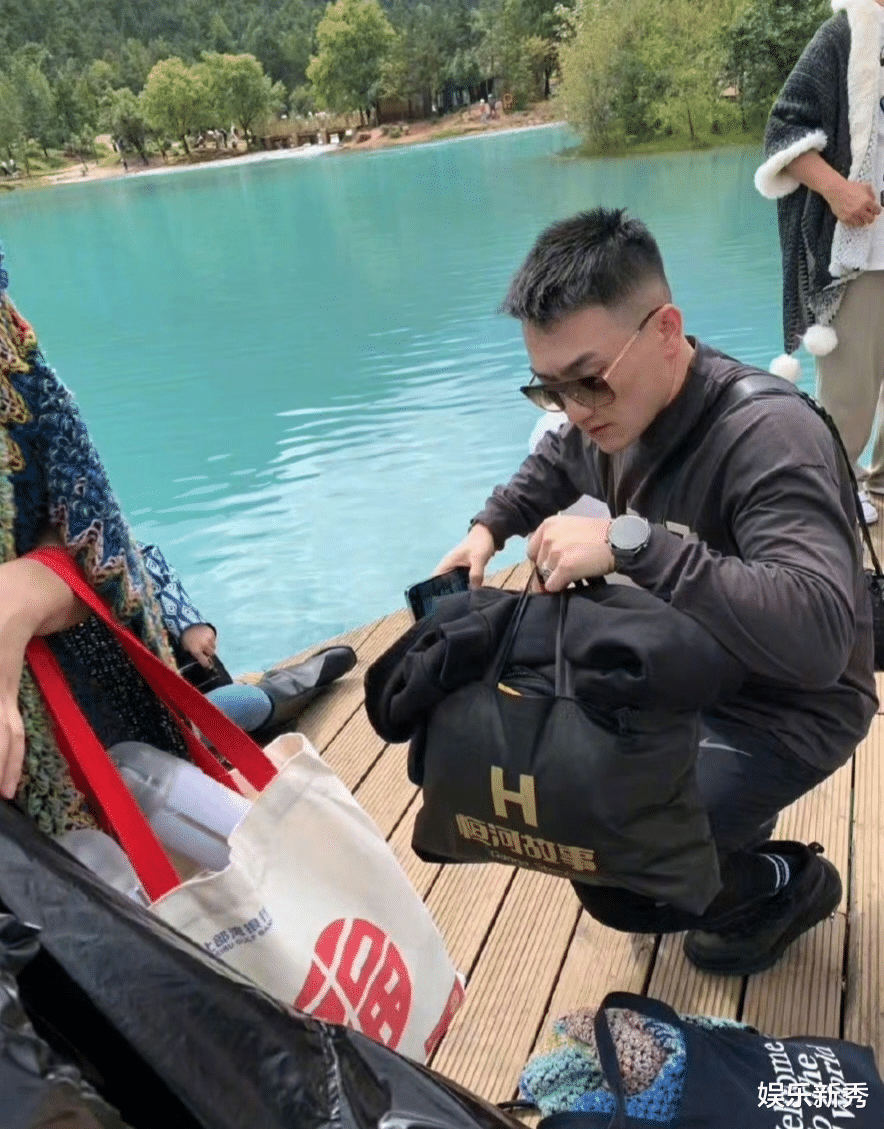 何捷蹲地为张馨予拍照,夫妻俩游玩丽江,网友直呼:隔着屏幕都感受到