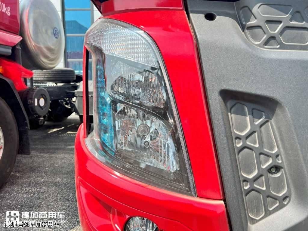 99吨,6x4天然气卡车自重创新低,乘龙h5超轻版lng牵引车实拍_搜狐汽车