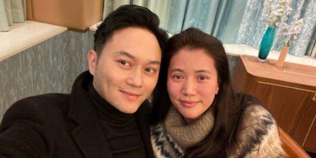 袁咏仪夫妇闲逛照曝光!