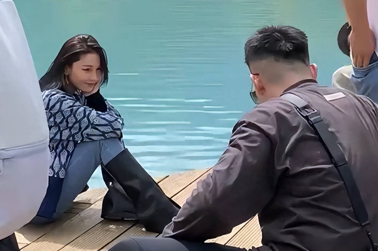 张馨予夫妇游丽江,二人全程拍照无交流疑婚变,4岁女儿留家上学_何捷