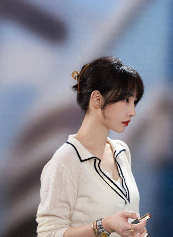 白百何新剧流行穿搭风格:"懒小资"职场风,休闲却不做作_头发_发夹