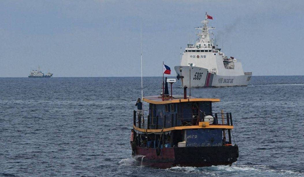 菲律宾2艘运补船和2艘海警船再闯仁爱礁,中国海警依法展开行动