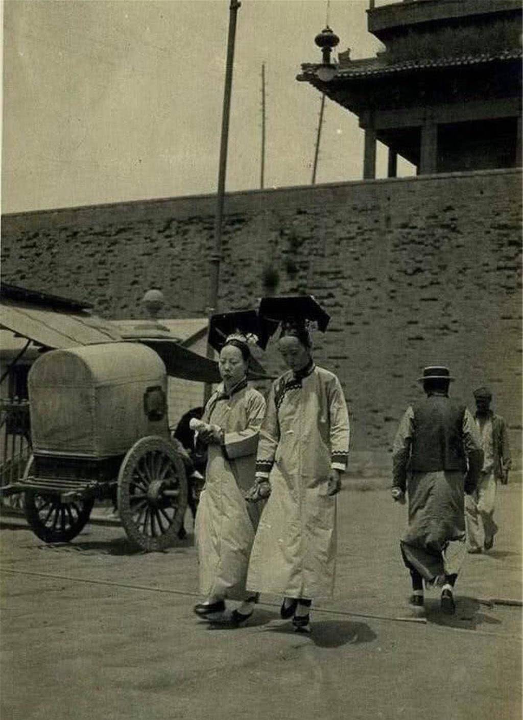 清朝老照片:图一是凶神恶煞的刽子手,图二小孩的表情和姿势让人自愧不