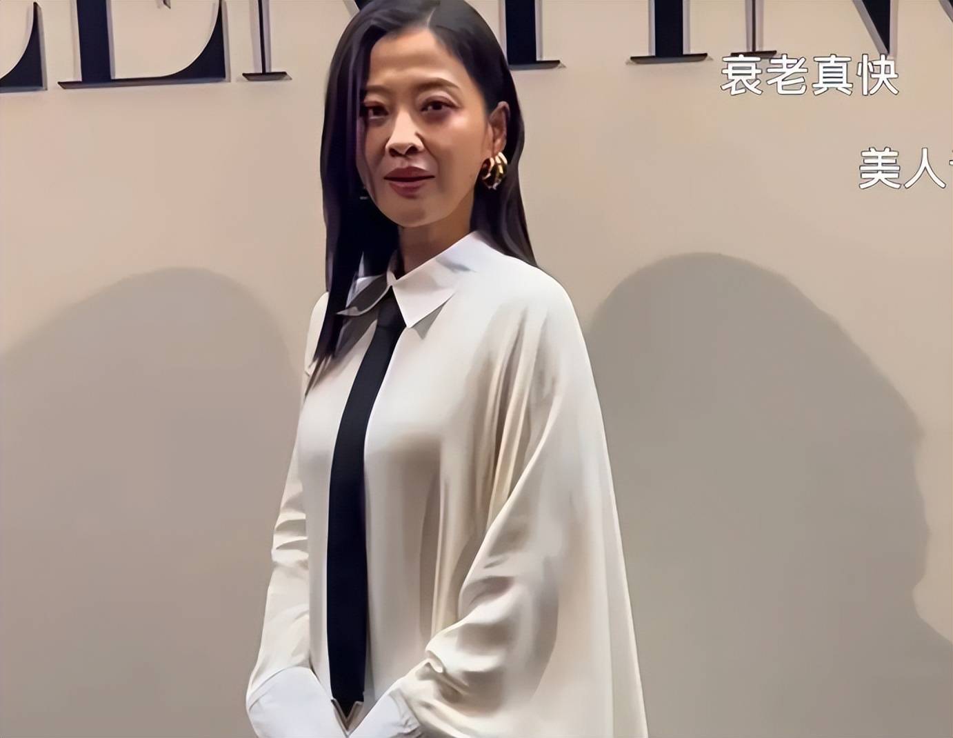 肤色暗沉法令纹重超显老,被指撞脸倪萍_因为_状态_安杰