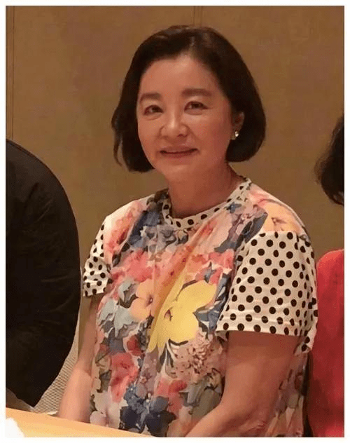 林青霞在国外被偶遇,身材下垂厉害而且脸松弛太普通,快认不出来_年纪