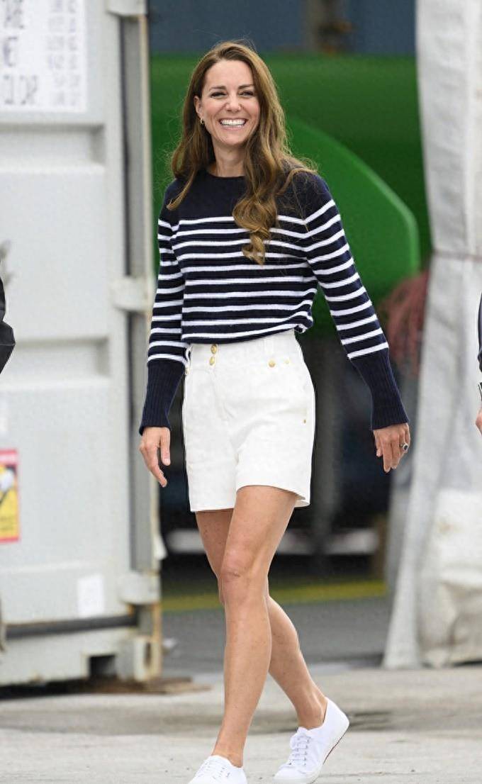 他穿着白色自行车短裤和超大 t 恤美国歌手斯蒂芬妮·乔安妮