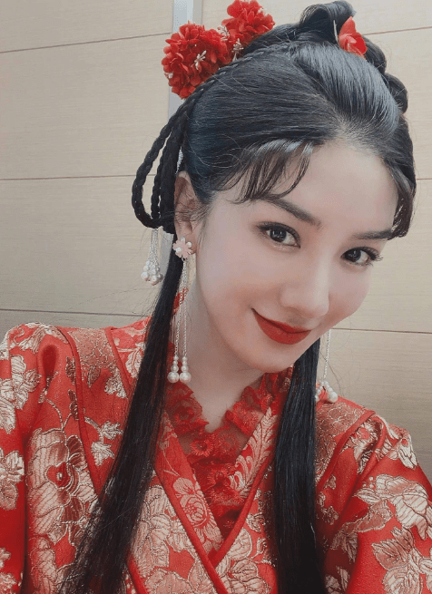 从这一点可以看出,黄奕并没有因为年龄而放弃自己的事业和形象.