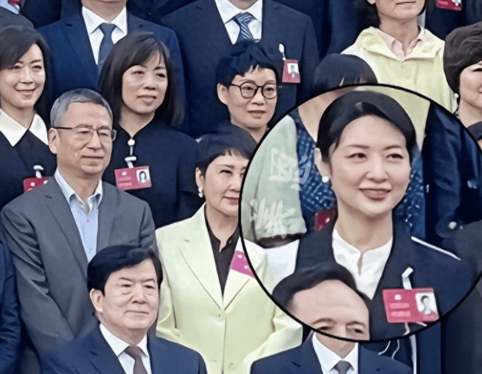 女星北京开会,赵丽颖娇媚,刘涛大气,周涛端庄,朱迅苍老认不出_黑色