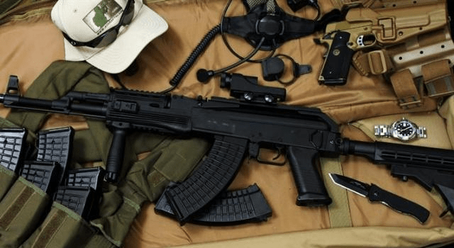 曾经大名鼎鼎的saiga-12霰弹枪,是由俄罗斯在1990年代研制的半自动