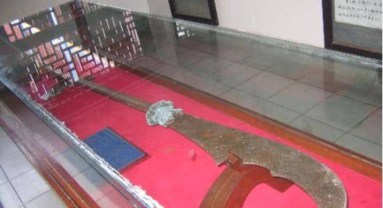 贵州古墓出土青龙偃月刀,重量让人难以接受,专家:这也太轻了!