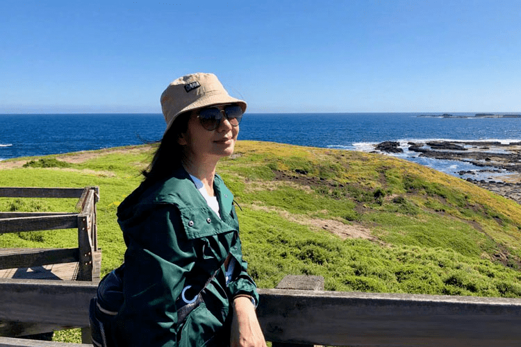 钟楚红晒旅游照,直接素颜不加修饰,是普通奶奶模样但还是有气质_照片