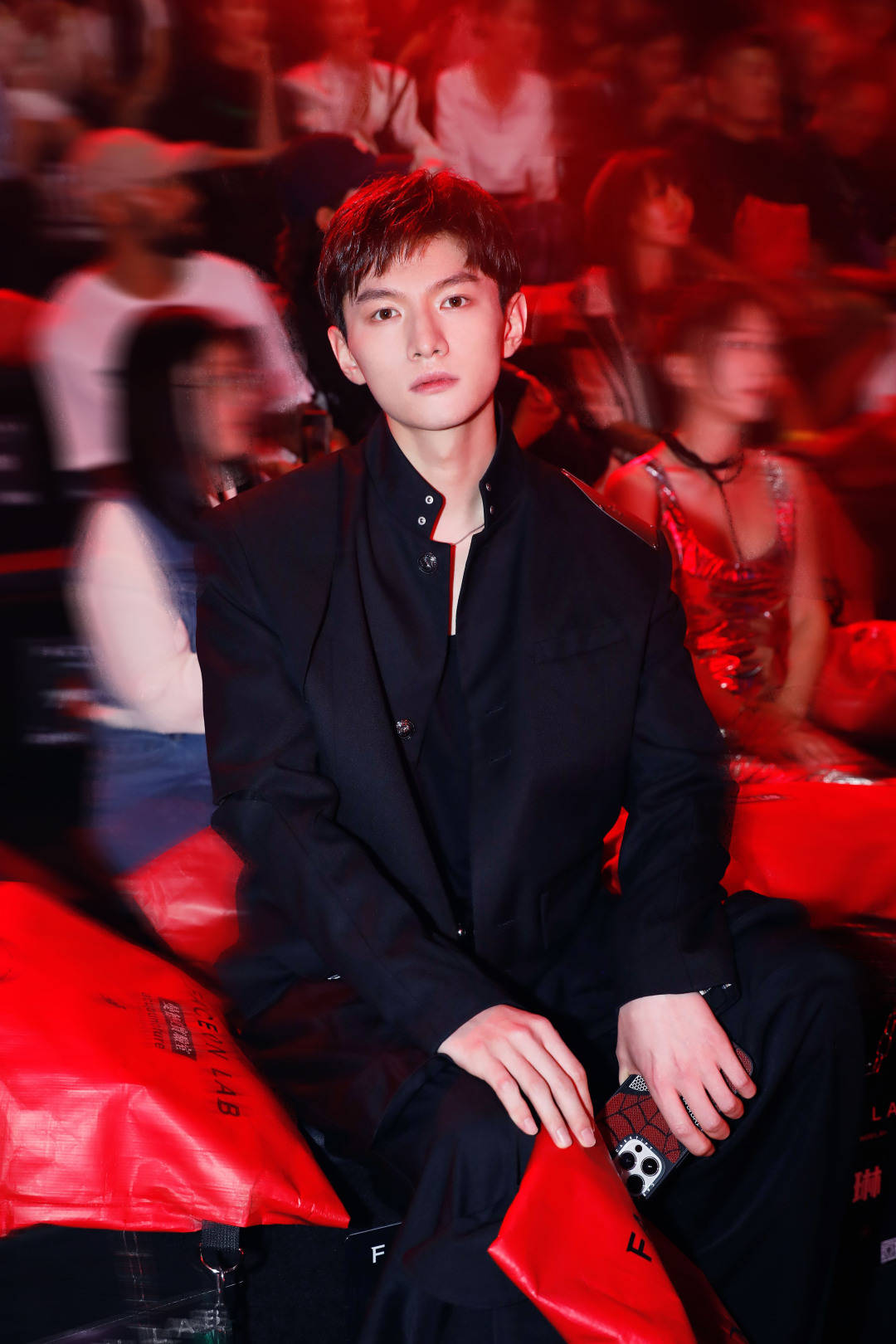 王佳玉邹梓越詹梓琳出席中国国际时装周 跨界音乐"出逃曼德拉"_青年