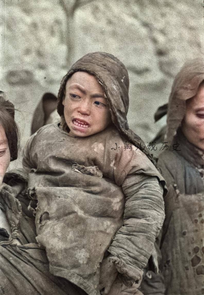 1942河南大饥荒彩色老照片,孤儿被扔在路边,眼泪哭干_孩子_历史_饥饿