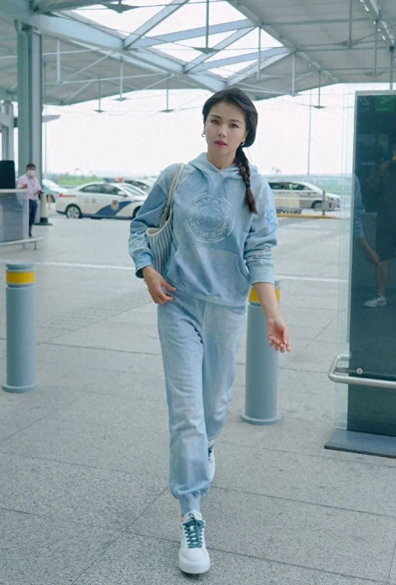 刘涛45岁机场造型大胆,牛仔服麻花辫似25岁,哪像当妈的人_风格_蓝色