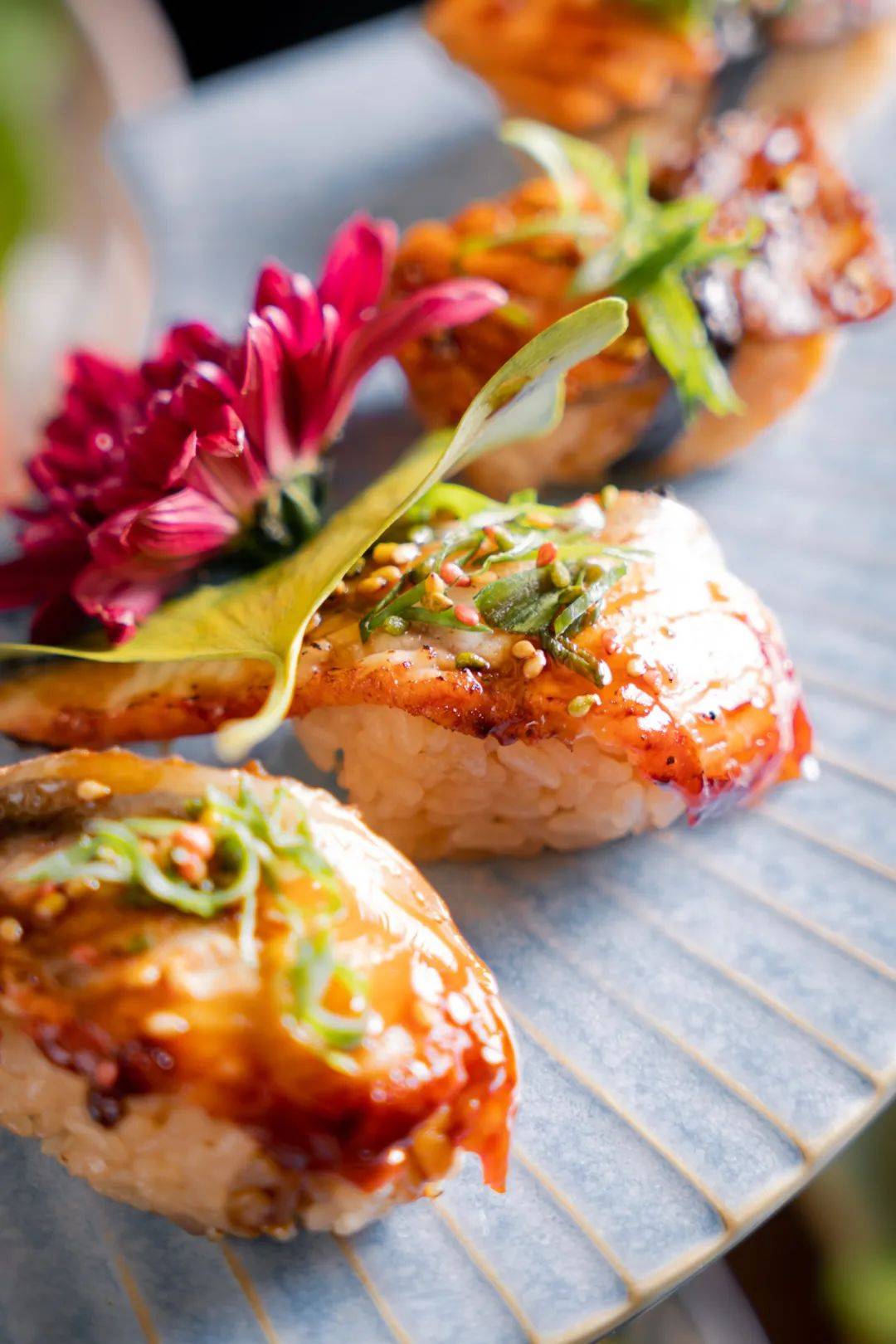 日剧同款「流心蛋包饭」,蓝鳍金枪鱼,甜虾刺身